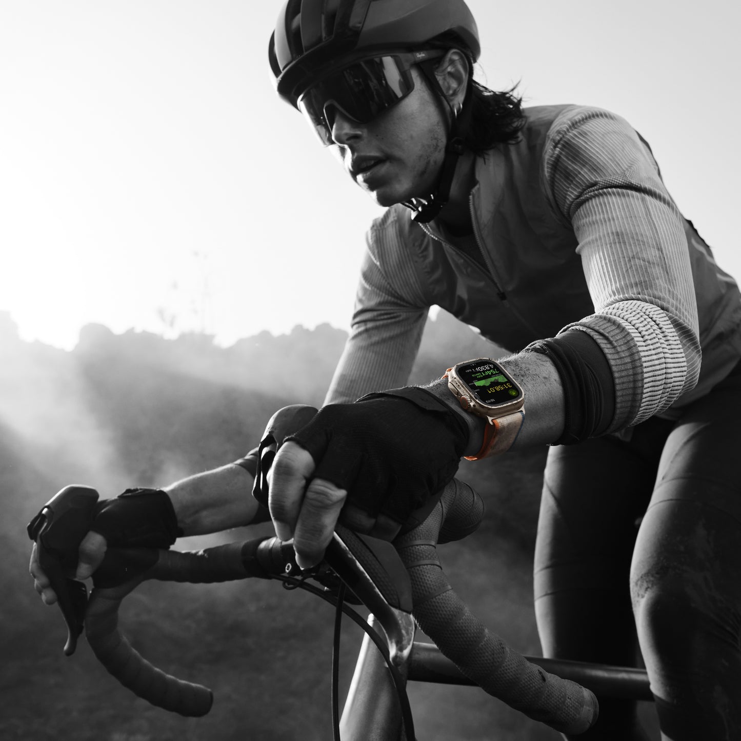 Apple_Watch_Ultra_2_LTE_49mm_Titanium_Beige_Orange_Trail_Loop_PDP_Image_Position-5__WWEN